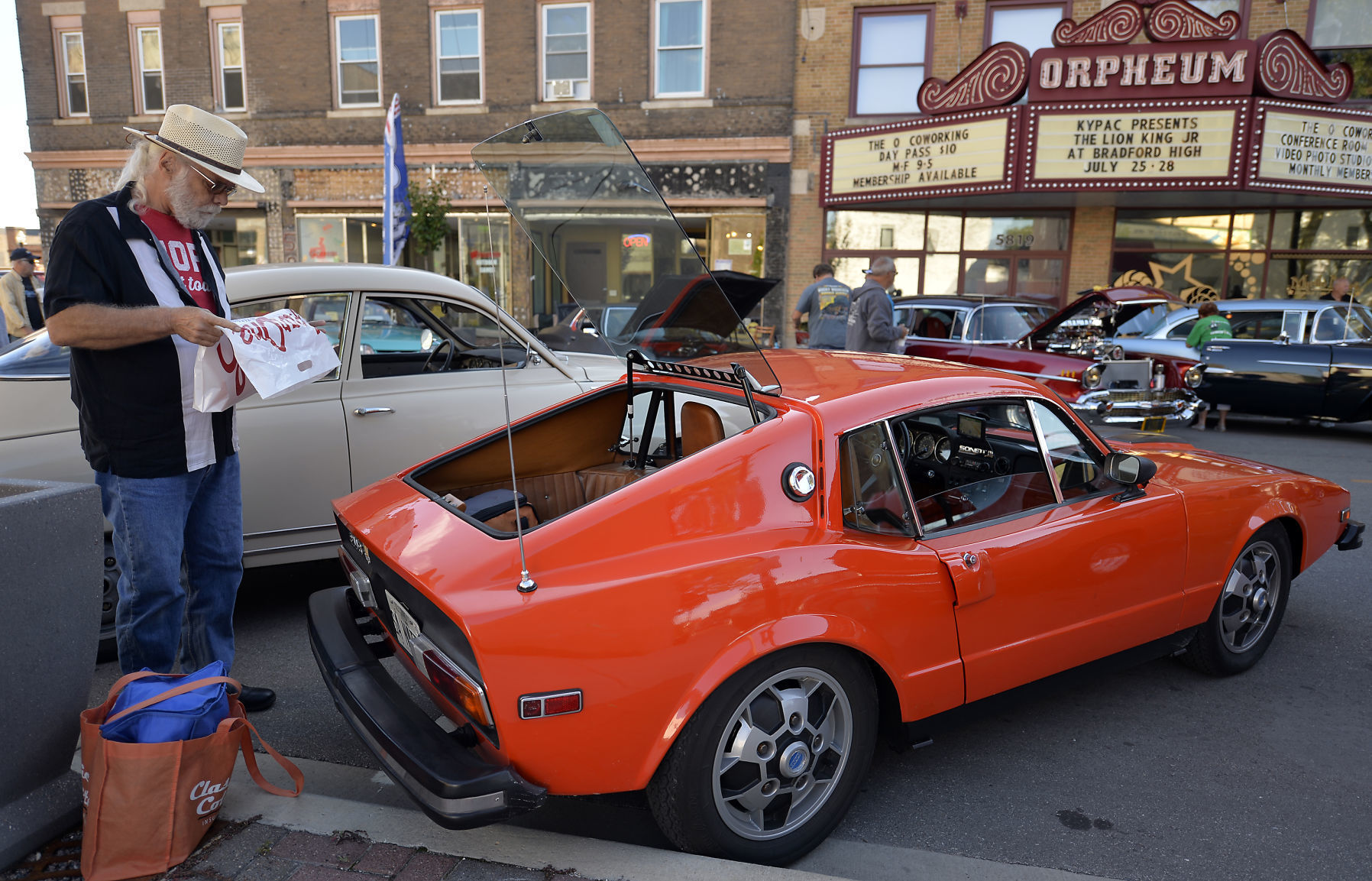 CLASSIC CRUISE IN CAR SHOW